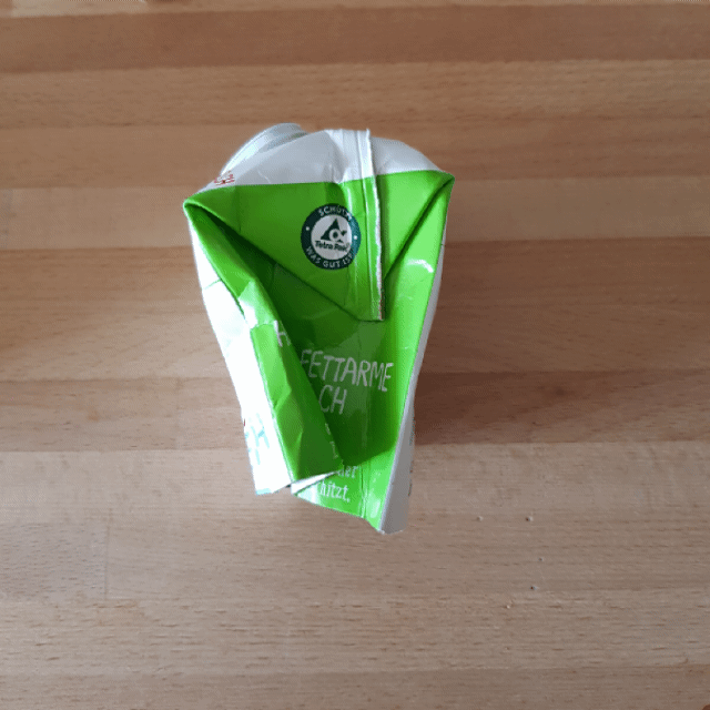 Im Schnelldurchlauf wird das Osternest aus einem Milchkarton gebastelt. 