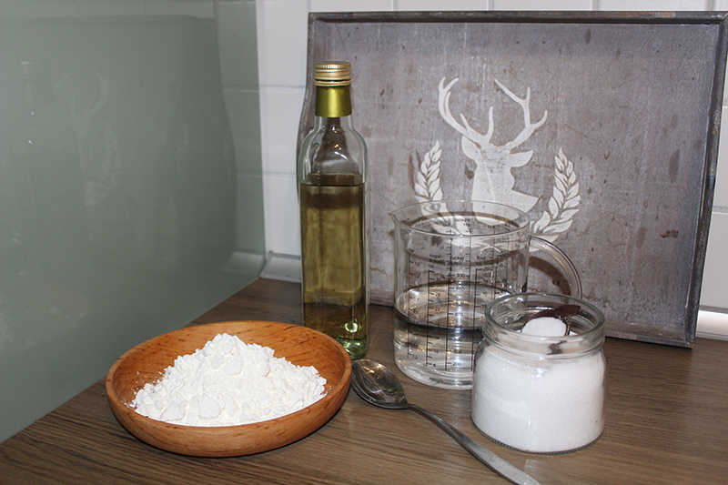 De vier ingrediënten aardappelzetmeel, azijn, zout en water zijn klaar.