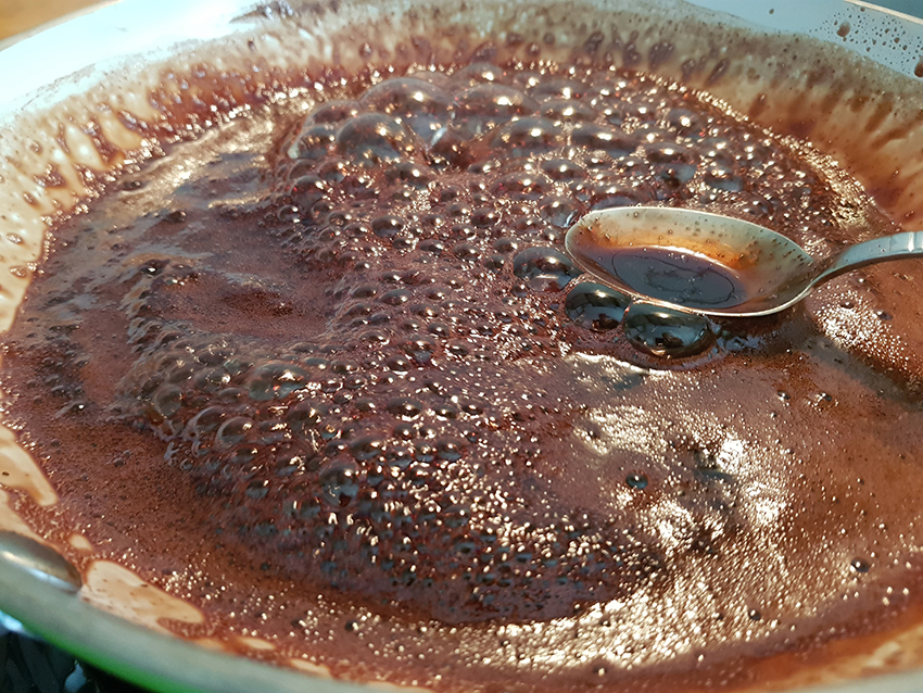Die blasenwerfende Balsamicocreme in der Pfanne ist fertig zum Abfüllen.