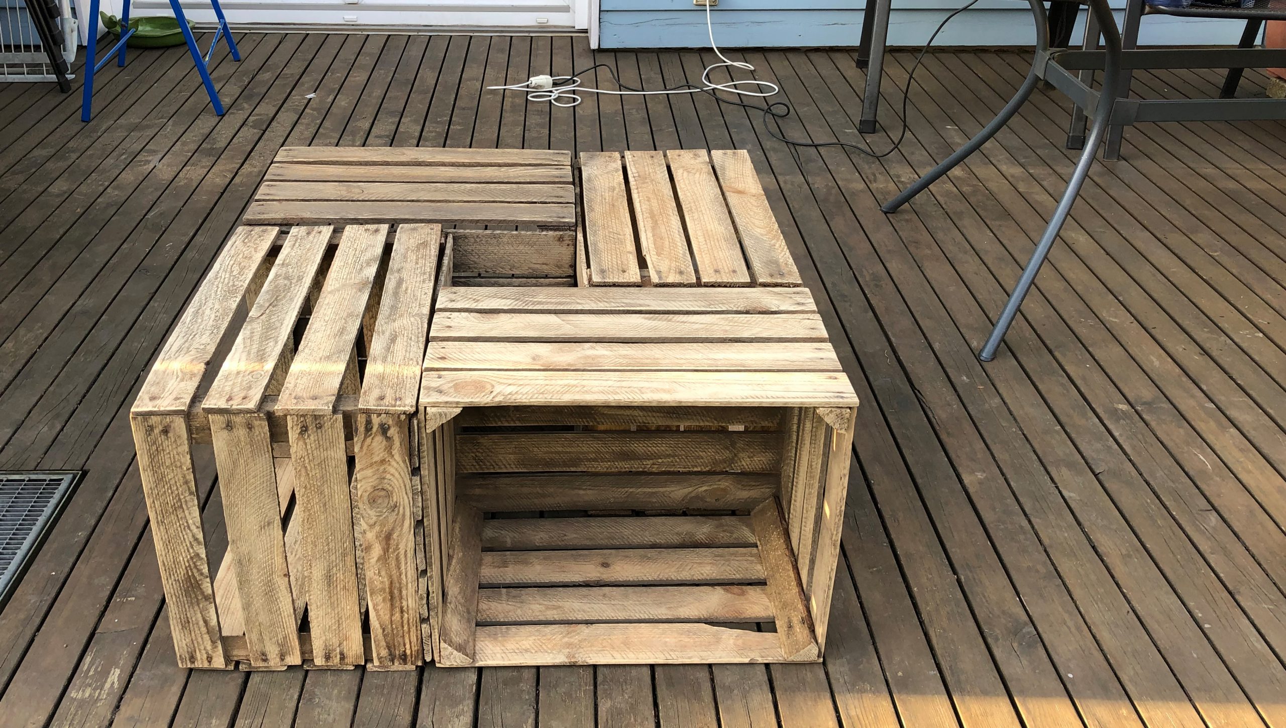 Vier houten kratten opgesteld