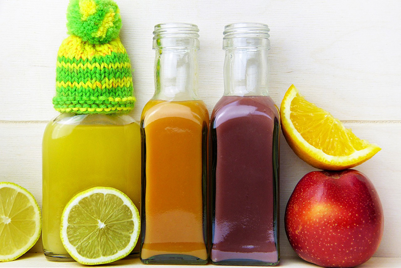 Drie flessen smoothies en fruit