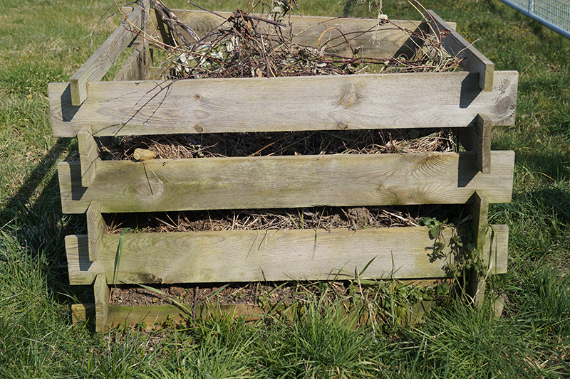 In deze open compostbak werden voor het laatst tuinsnoeisel gelegd.