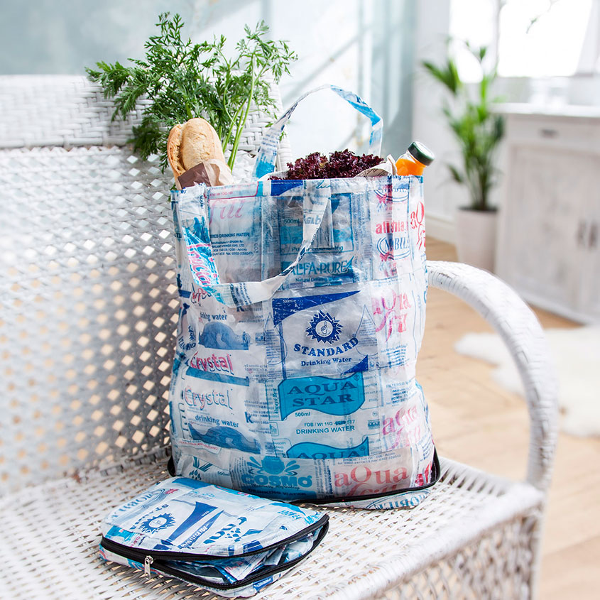 Gerecyclede tas op een witte stoel