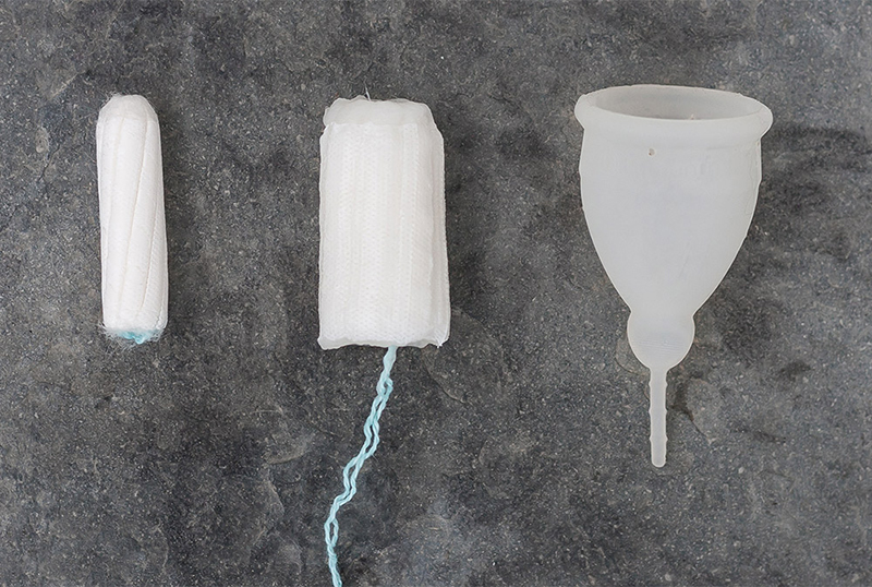 Drie menstruatiehulpmiddelen liggen naast elkaar ter vergelijking.