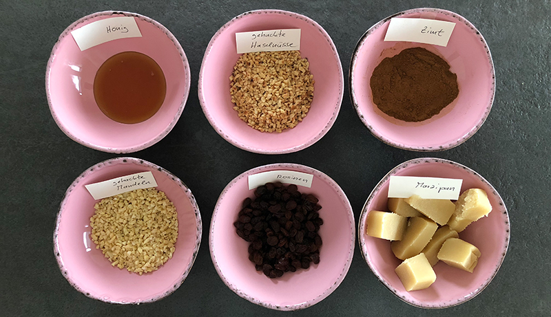 Zes kommen met verschillende ingrediënten staan klaar