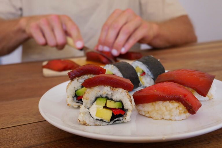 Selbst gemachtes Sushi wird mit veganem Thunfisch aus Wassermelone belegt.