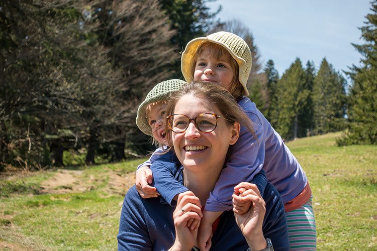 Die Autorin und Mutter Stefanie Schindler mit ihren beiden Kindern. 