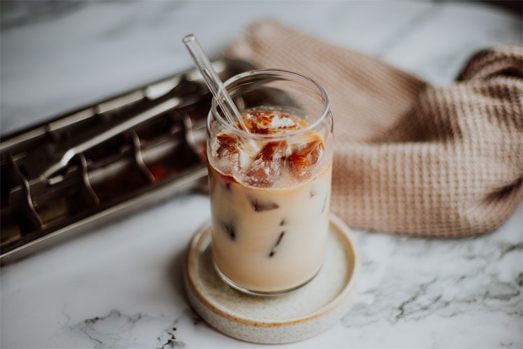 Die selbst gemachten Eiswürfel aus Kaffee wurden mit Milch in einem Glas aufgefüllt. 